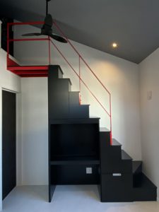 ブラックのロフト階段と赤い手摺