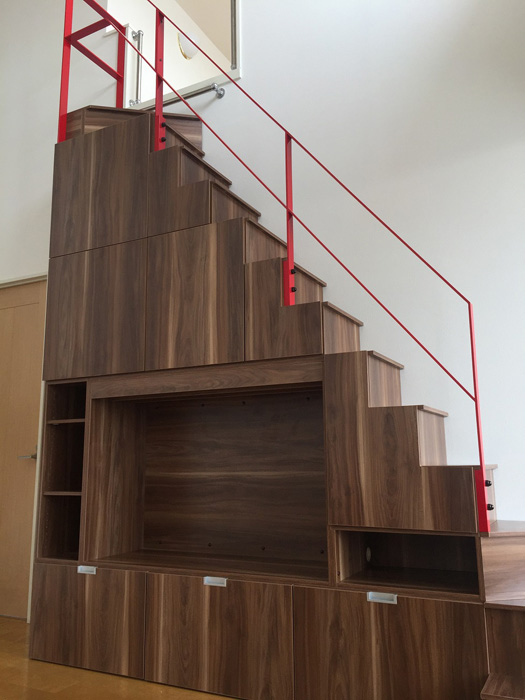 木目調のロフト階段